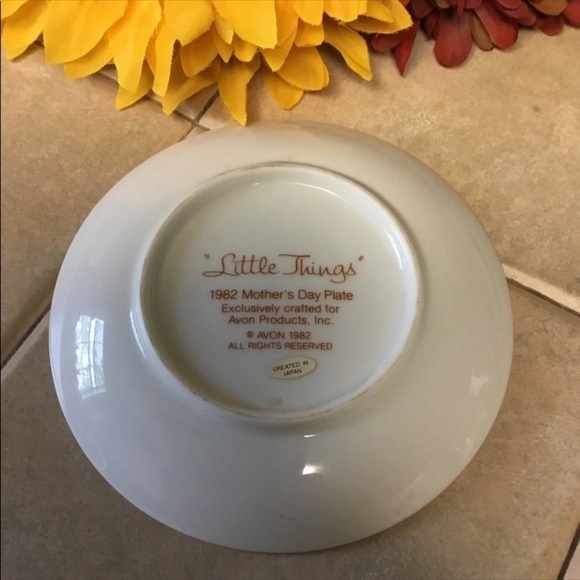 Avon Collectible Mother’s Day Decor Plates 1982, 83 & 84 - Picture 7 of 8